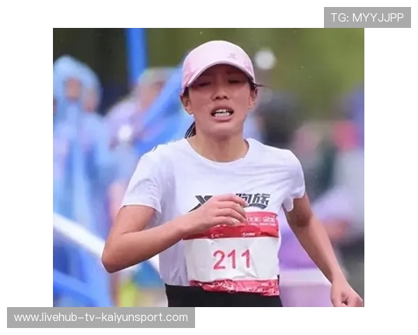女子马拉松选手途中向摄影师借国旗冲线，赛后被赞“最中国式冲线瞬间”